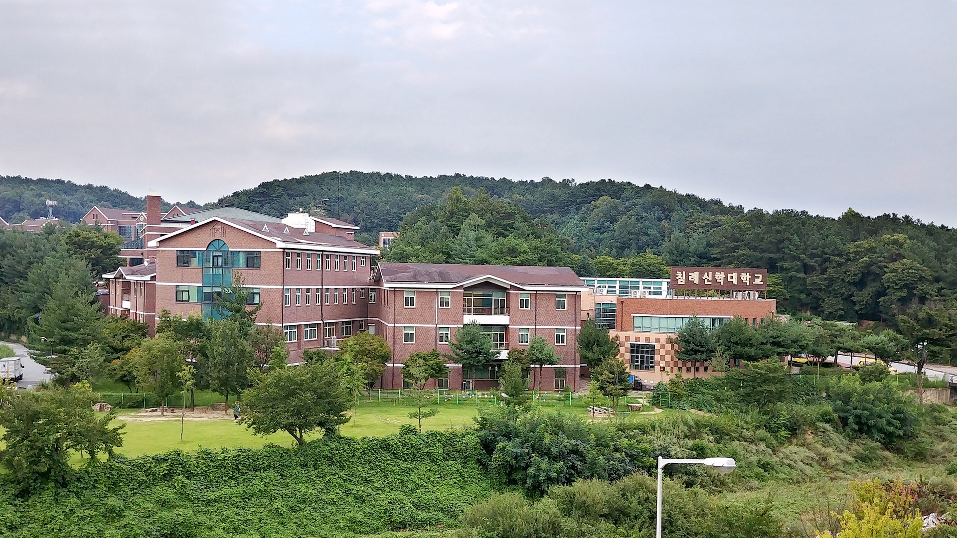 university-3599952_1920.jpg